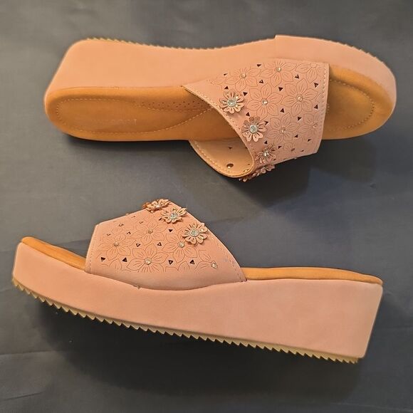 BRAND NEW KECOM WOMEN's FLORAL STUDDED DESIGN DETAIL SLIDE WEDGE SANDAL - Picture 4 of 14